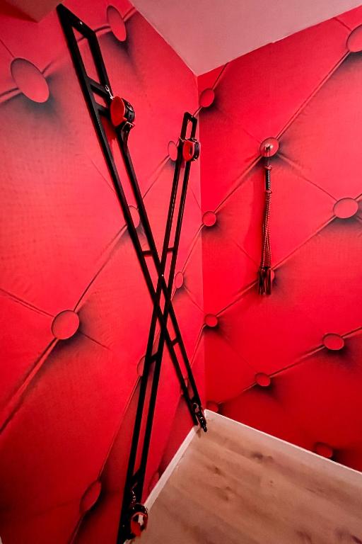 Redroom Loveroom Chambre Spa privative Insolite Thème 50 nuances de grey - Douchy-les-Mines13 de Redroom Loveroom Chambre Spa privative Insolite Thème 50 nuances de grey