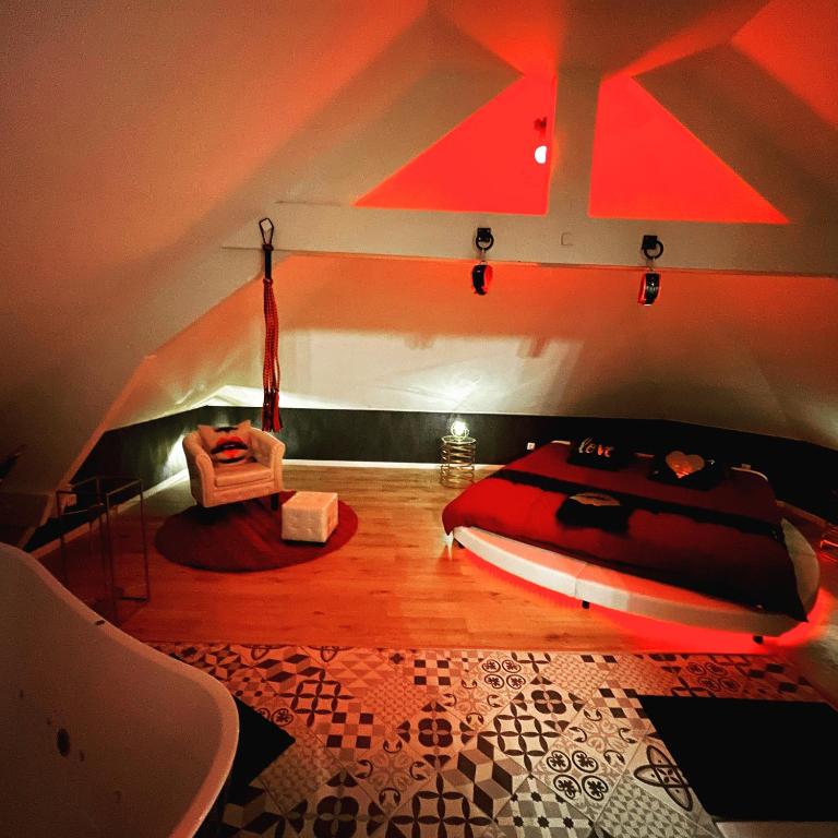 Redroom Loveroom Chambre Spa privative Insolite Thème 50 nuances de grey - Douchy-les-Mines24 de Redroom Loveroom Chambre Spa privative Insolite Thème 50 nuances de grey
