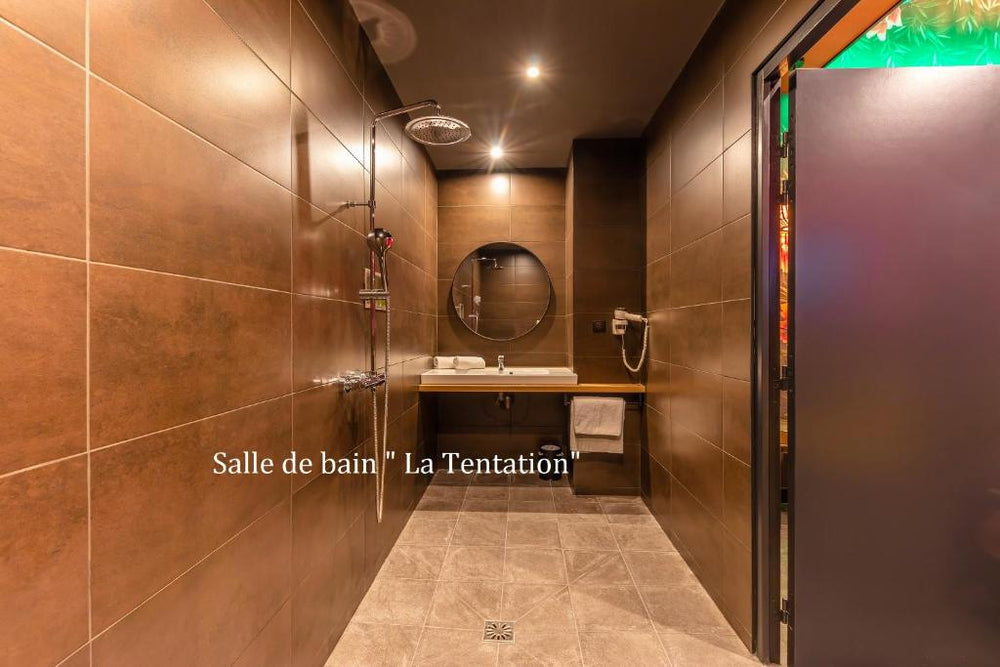 Love Hôtel avec nuit insolite au Dandy et Jacuzzi privatisé - Paris33 de Love Hôtel avec nuit insolite au Dandy et Jacuzzi privatisé