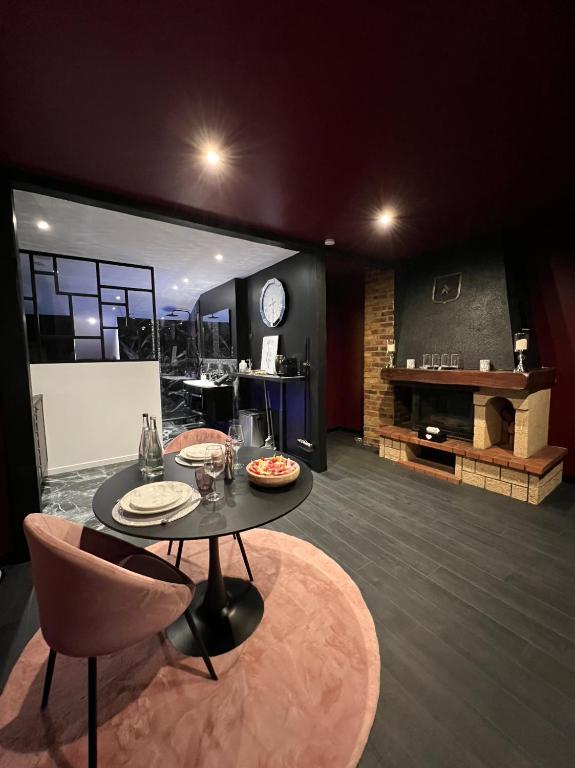 PARENTHESE LOVE - Amour & Tentation Suite Balnéo SPA Proche Orly-Paris - La Ville-du-Bois42 de PARENTHESE LOVE - Amour & Tentation Suite Balnéo SPA Proche Orly-Paris