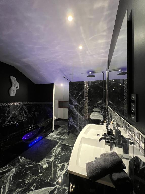 PARENTHESE LOVE - Amour & Tentation Suite Balnéo SPA Proche Orly-Paris - La Ville-du-Bois34 de PARENTHESE LOVE - Amour & Tentation Suite Balnéo SPA Proche Orly-Paris