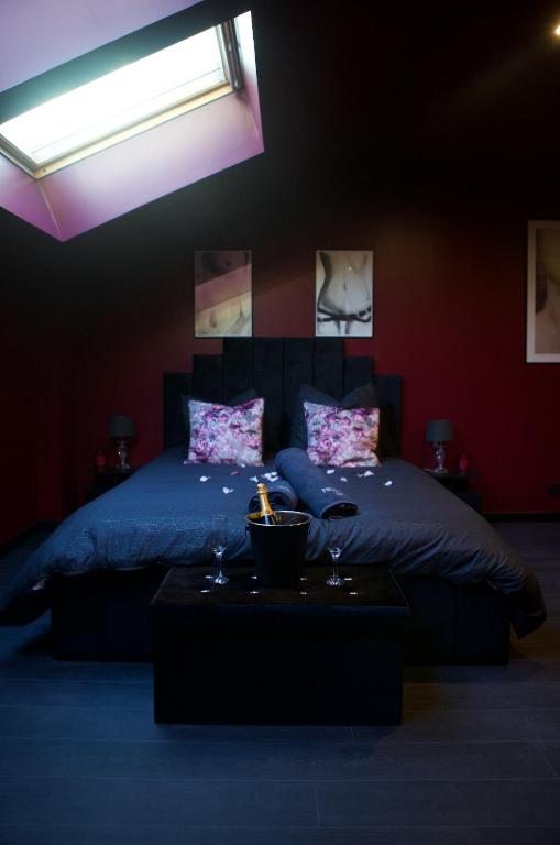 PARENTHESE LOVE - Amour & Tentation Suite Balnéo SPA Proche Orly-Paris - La Ville-du-Bois45 de PARENTHESE LOVE - Amour & Tentation Suite Balnéo SPA Proche Orly-Paris
