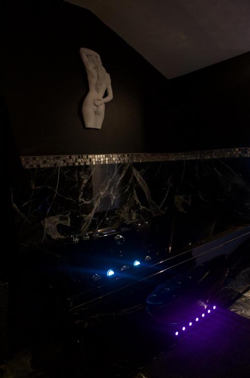 PARENTHESE LOVE - Amour & Tentation Suite Balnéo SPA Proche Orly-Paris - La Ville-du-Bois15 de PARENTHESE LOVE - Amour & Tentation Suite Balnéo SPA Proche Orly-Paris