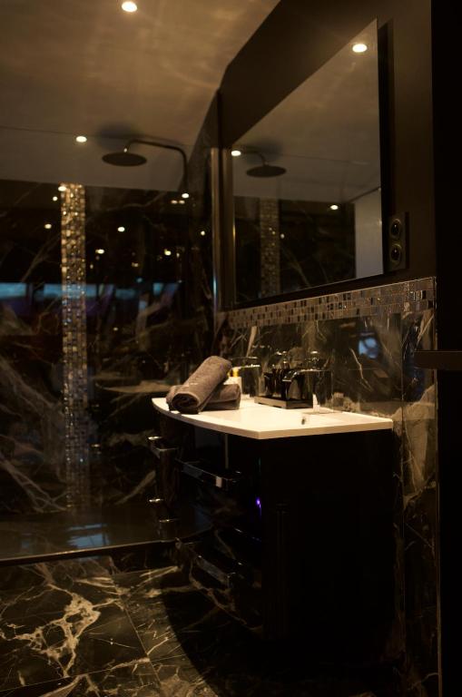 PARENTHESE LOVE - Amour & Tentation Suite Balnéo SPA Proche Orly-Paris - La Ville-du-Bois18 de PARENTHESE LOVE - Amour & Tentation Suite Balnéo SPA Proche Orly-Paris