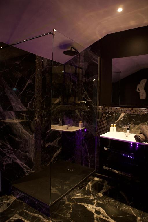 PARENTHESE LOVE - Amour & Tentation Suite Balnéo SPA Proche Orly-Paris - La Ville-du-Bois27 de PARENTHESE LOVE - Amour & Tentation Suite Balnéo SPA Proche Orly-Paris