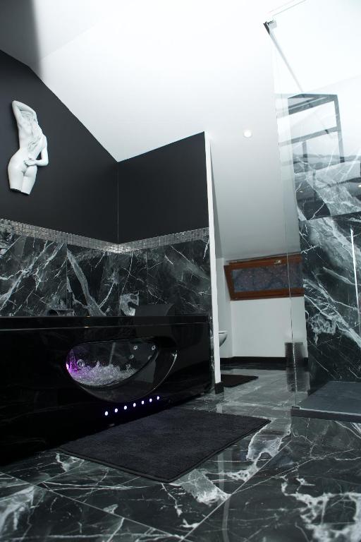 PARENTHESE LOVE - Amour & Tentation Suite Balnéo SPA Proche Orly-Paris - La Ville-du-Bois46 de PARENTHESE LOVE - Amour & Tentation Suite Balnéo SPA Proche Orly-Paris