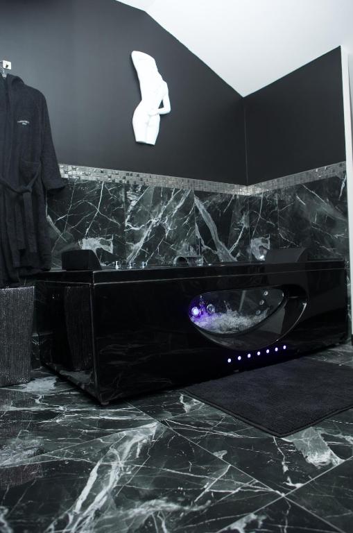 PARENTHESE LOVE - Amour & Tentation Suite Balnéo SPA Proche Orly-Paris - La Ville-du-Bois43 de PARENTHESE LOVE - Amour & Tentation Suite Balnéo SPA Proche Orly-Paris