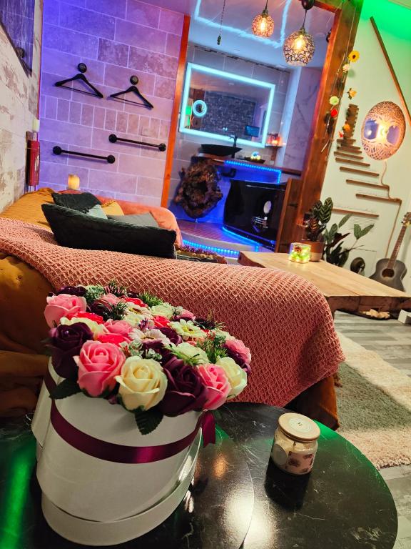 Le Néflier Dijon - appart balnéo - SPA romantique pour 2 - Dijon7 de Le Néflier Dijon - appart balnéo - SPA romantique pour 2