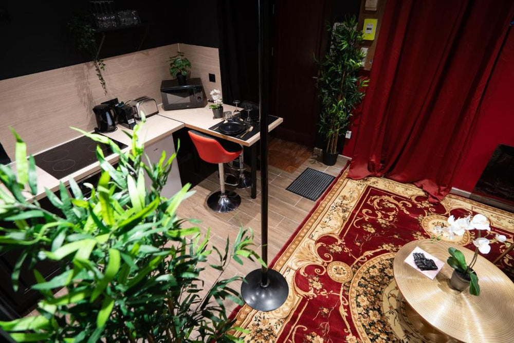 Capsule Secret - Jacuzzi - Netflix & Home cinéma - Jeux de couple - Barre de pole dance - Valenciennes29 de Capsule Secret - Jacuzzi - Netflix & Home cinéma - Jeux de couple - Barre de pole dance