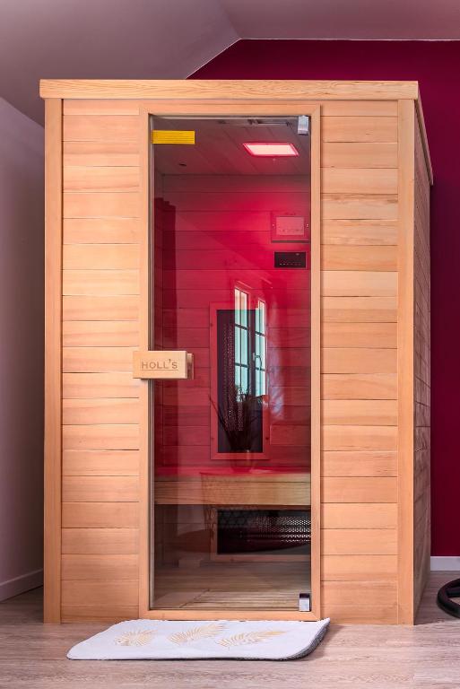 Suite L'echappee - Maison romantique - SPA & Sauna Privatif- Pole Dance - Lit rond avec miroir au plafond - Pézarches7 de Suite L'echappee - Maison romantique - SPA & Sauna Privatif- Pole Dance - Lit rond avec miroir au plafond