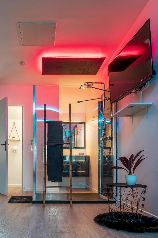 Suite L'echappee - Maison romantique - SPA & Sauna Privatif- Pole Dance - Lit rond avec miroir au plafond - Pézarches11 de Suite L'echappee - Maison romantique - SPA & Sauna Privatif- Pole Dance - Lit rond avec miroir au plafond