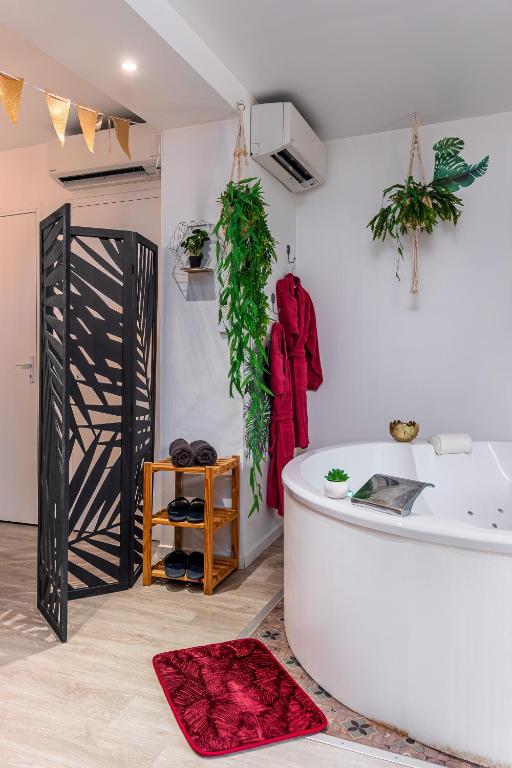 Suite L'echappee - Maison romantique - SPA & Sauna Privatif- Pole Dance - Lit rond avec miroir au plafond - Pézarches45 de Suite L'echappee - Maison romantique - SPA & Sauna Privatif- Pole Dance - Lit rond avec miroir au plafond