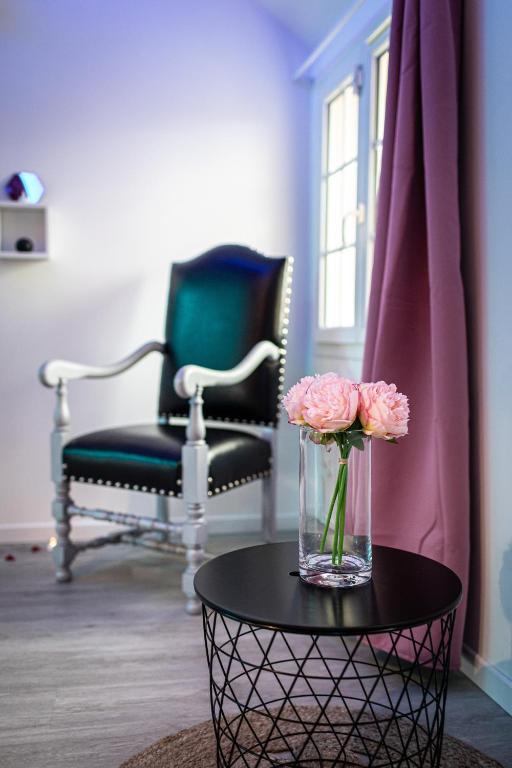 Suite L'echappee - Maison romantique - SPA & Sauna Privatif- Pole Dance - Lit rond avec miroir au plafond - Pézarches31 de Suite L'echappee - Maison romantique - SPA & Sauna Privatif- Pole Dance - Lit rond avec miroir au plafond