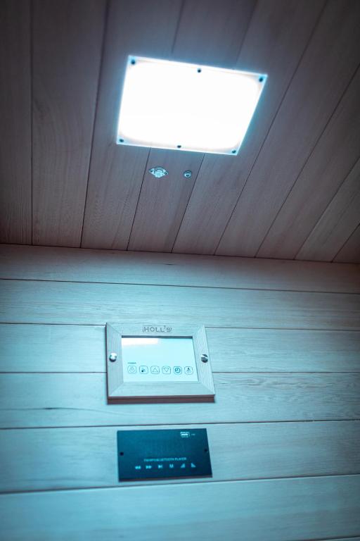 Suite L'echappee - Maison romantique - SPA & Sauna Privatif- Pole Dance - Lit rond avec miroir au plafond - Pézarches9 de Suite L'echappee - Maison romantique - SPA & Sauna Privatif- Pole Dance - Lit rond avec miroir au plafond