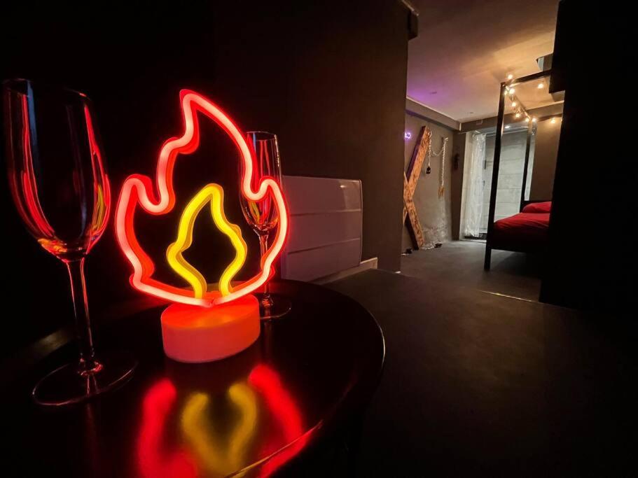 Les 50 nuances de rouge LOVEROOM - Souppes-sur-Loing3 de Les 50 nuances de rouge LOVEROOM