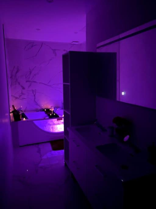 Love Room 80m2 BDSM 50 nuances de Grey - SAUNA - Parking gratuit - Antibes9 de Love Room 80m2 BDSM 50 nuances de Grey - SAUNA - Parking gratuit