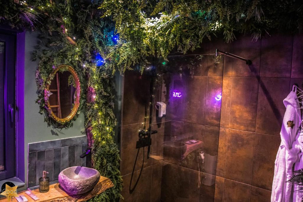 Loveroom Very Good Trip chambre avec jacuzzi privatif - Staple7 de Loveroom Very Good Trip chambre avec jacuzzi privatif