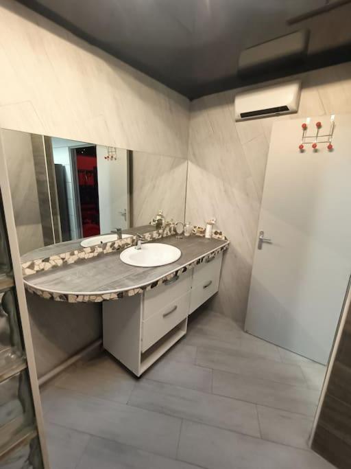 Appartement Le Secret Spa billard sensualité - Espondeilhan13 de Appartement Le Secret Spa billard sensualité