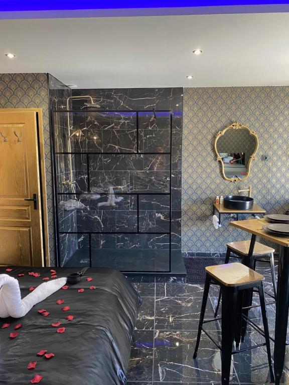 Désirs d'une nuit - Loveroom jacuzzi - Cagny6 de Désirs d'une nuit - Loveroom jacuzzi