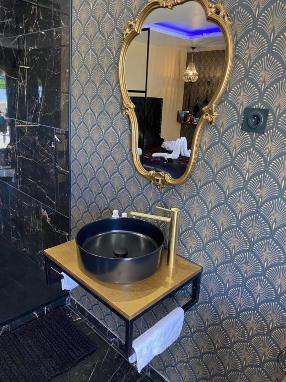 Désirs d'une nuit - Loveroom jacuzzi - Cagny8 de Désirs d'une nuit - Loveroom jacuzzi