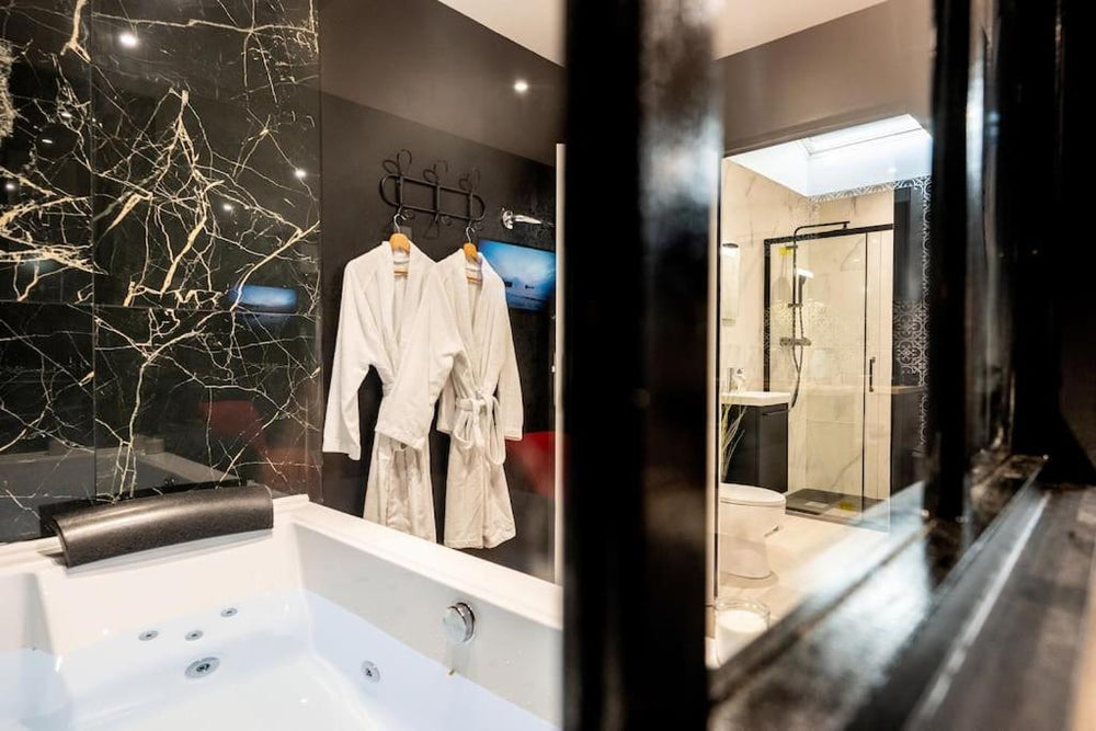 * Love Room jacuzzi * - Aubie-et-Espessas4 de * Love Room jacuzzi *