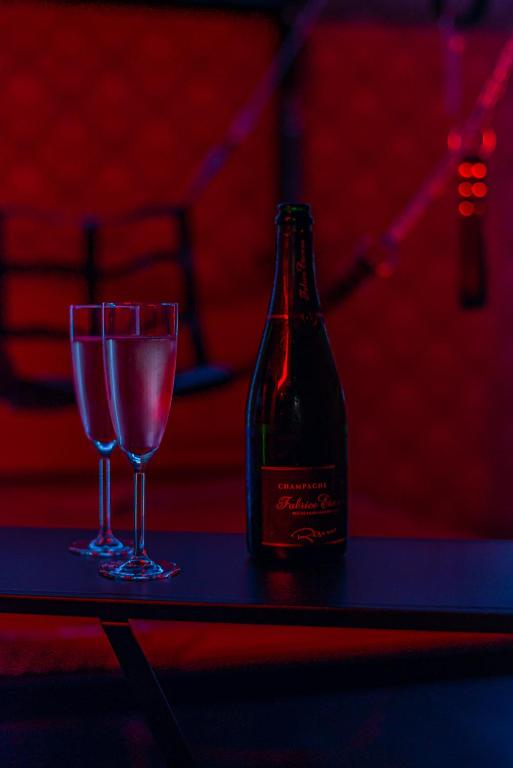 Playroom XXL Loft LOVE Room avec Espace spa Terrasse vue sur les toits Salle de jeux pour adultes Libourne centre 10 min de St Emilion Proche Bordeaux - Libourne8 de Playroom XXL Loft LOVE Room avec Espace spa Terrasse vue sur les toits Salle de jeux pour adultes Libourne centre 10 min de St Emilion Proche Bordeaux