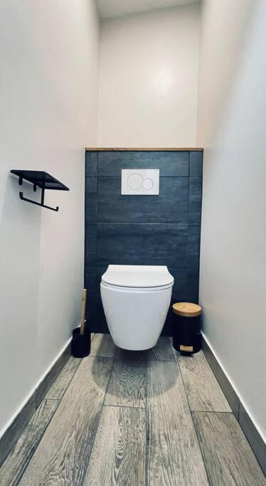 Love Room Le Chalet / Jacuzzi / Sauna - Château-Landon11 de Love Room Le Chalet / Jacuzzi / Sauna