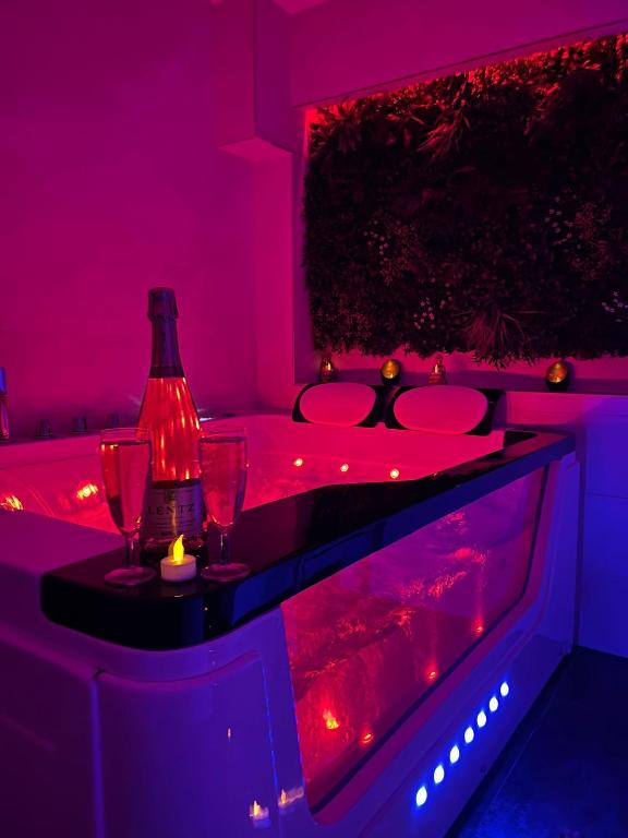 Love room: Aux plaisirs des sens jacuzzi privé - Barr4 de Love room: Aux plaisirs des sens jacuzzi privé
