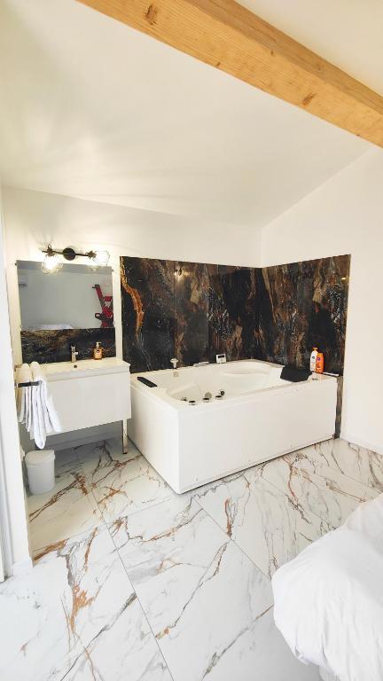 Maisons Plaisir & Pulsion Spa Sauna Privé - Allauch17 de Maisons Plaisir & Pulsion Spa Sauna Privé