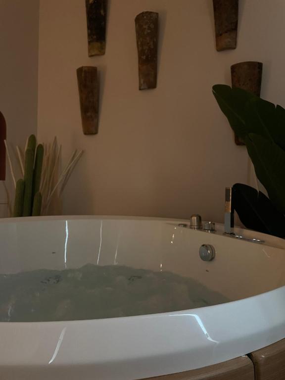 Love Room Strasbourg, Sauna, Spa, Suite Ibiza, Évasion Romantique et Sensuelle - Strasbourg11 de Love Room Strasbourg, Sauna, Spa, Suite Ibiza, Évasion Romantique et Sensuelle