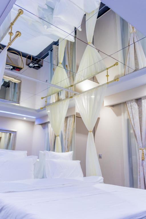 L'interdit Love Room - Miroir au plafond 2x2m - Cayenne8 de L'interdit Love Room - Miroir au plafond 2x2m