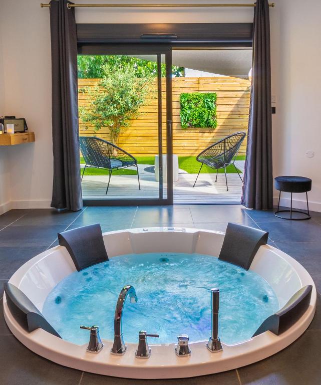 Nuit confort avec Balnéo XXL privative et Climatisation - Nantes12 de Nuit confort avec Balnéo XXL privative et Climatisation