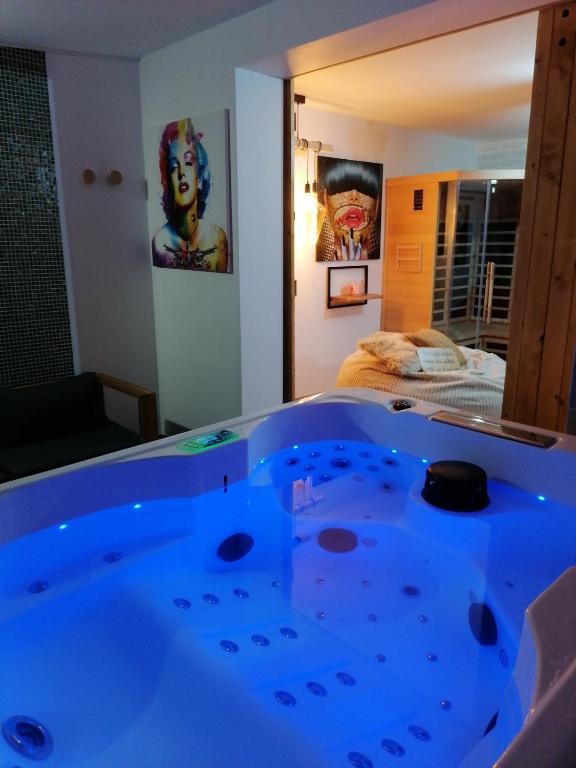 Gîtes déco pop et chaleureuse avec jacuzzi, sauna, piece coquine1 de Gîtes déco pop et chaleureuse avec jacuzzi, sauna, piece coquine
