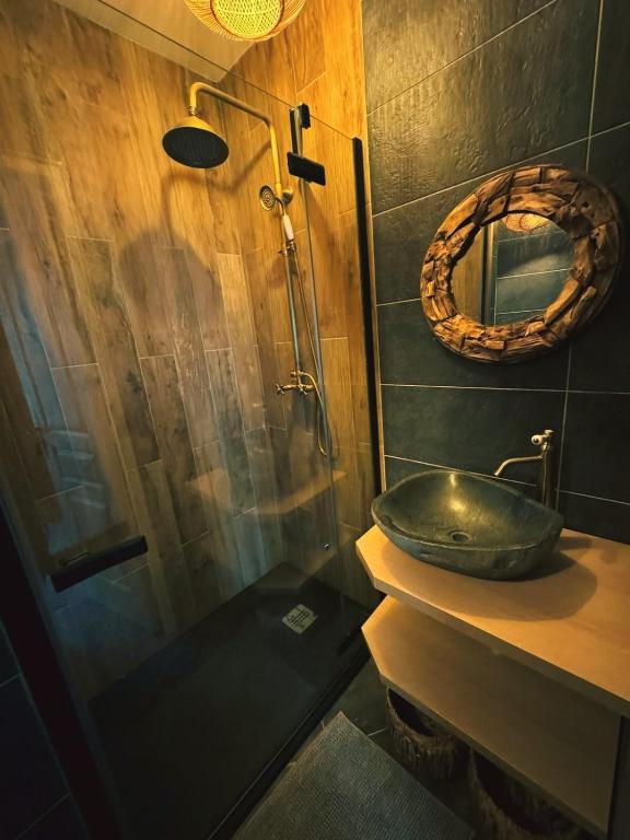 Le chalet romantique, SPA, Écran cinéma, Lit king size, day use, 10 min centre1 de Le chalet romantique, SPA, Écran cinéma, Lit king size, day use, 10 min centre