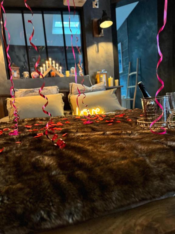 Le chalet romantique, SPA, Écran cinéma, Lit king size, day use, 10 min centre4 de Le chalet romantique, SPA, Écran cinéma, Lit king size, day use, 10 min centre