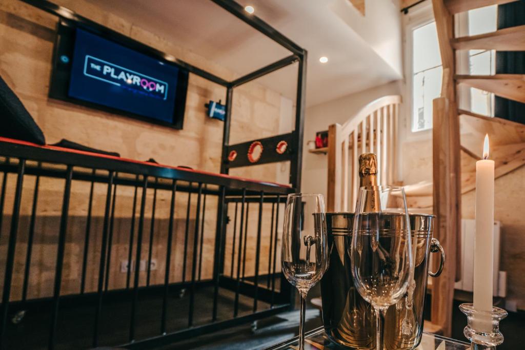 LOVE ROOM Bordeaux Playroom avec salle de jeux pour adultes et lit à eau chauffant - BordeauxLOVE ROOM Bordeaux Playroom avec salle de jeux pour adultes et lit à eau chauffant
