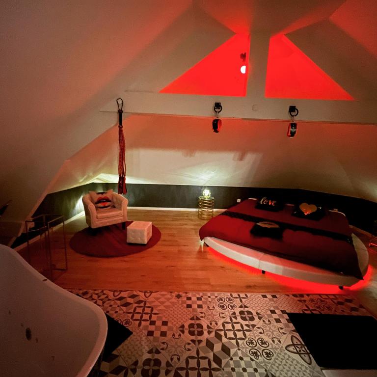 Redroom Loveroom Chambre Spa privative Insolite Thème 50 nuances de grey - Douchy-les-Mines20 de Redroom Loveroom Chambre Spa privative Insolite Thème 50 nuances de grey

