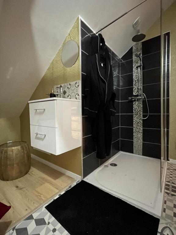 Redroom Loveroom Chambre Spa privative Insolite Thème 50 nuances de grey - Douchy-les-Mines17 de Redroom Loveroom Chambre Spa privative Insolite Thème 50 nuances de grey
