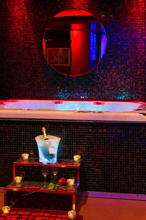 L'Insolite Spa Privatif ''Suite Luxueuse-Jacuzzi" - Toulouse21 de L'Insolite Spa Privatif ''Suite Luxueuse-Jacuzzi"
