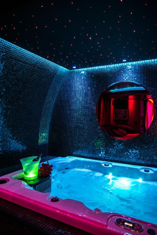 L'Insolite Spa Privatif ''Suite Luxueuse-Jacuzzi" - Toulouse3 de L'Insolite Spa Privatif ''Suite Luxueuse-Jacuzzi"
