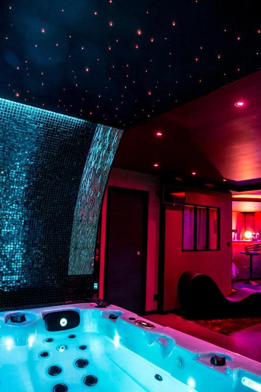 L'Insolite Spa Privatif ''Suite Luxueuse-Jacuzzi" - Toulouse2 de L'Insolite Spa Privatif ''Suite Luxueuse-Jacuzzi"

