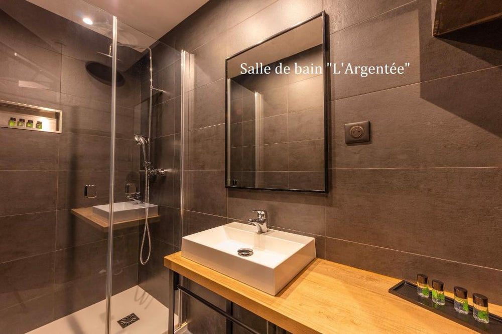 Love Hôtel avec nuit insolite au Dandy et Jacuzzi privatisé - Paris21 de Love Hôtel avec nuit insolite au Dandy et Jacuzzi privatisé
