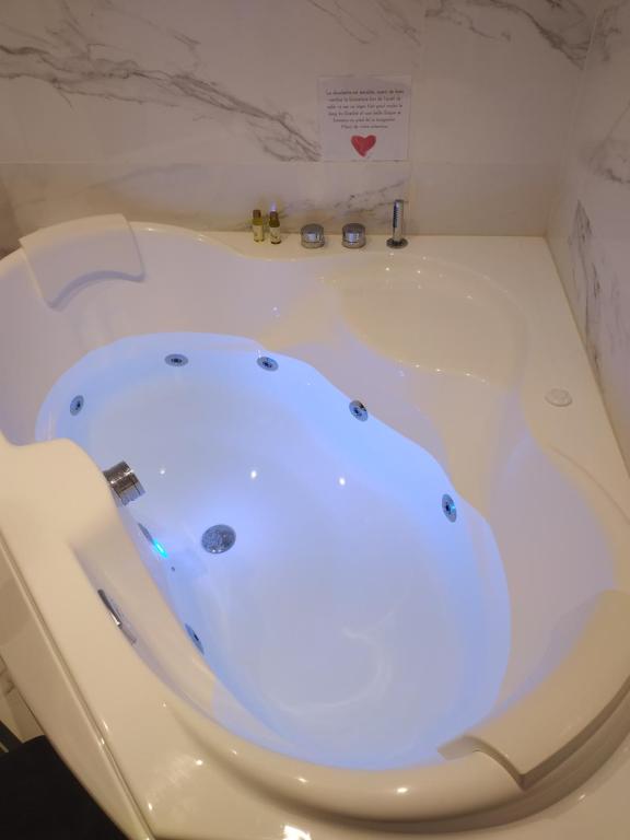 Suite 50 Nuances avec Balnéothérapie pour 2 - Caen3 de Suite 50 Nuances avec Balnéothérapie pour 2
