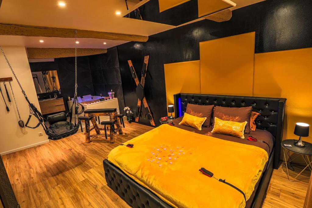 La loveroom bdsm grassoise "La chambre des désirs" - GrasseLa loveroom bdsm grassoise "La chambre des désirs"
