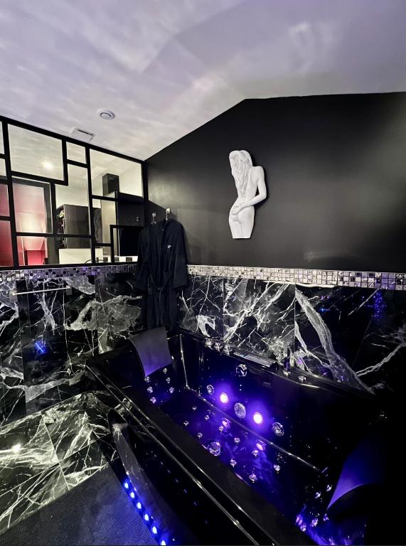 PARENTHESE LOVE - Amour & Tentation Suite Balnéo SPA Proche Orly-Paris - La Ville-du-Bois9 de PARENTHESE LOVE - Amour & Tentation Suite Balnéo SPA Proche Orly-Paris
