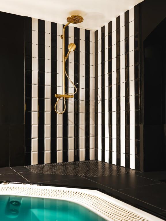 Love Hôtel avec nuit insolite au Dandy et Jacuzzi privatisé - Paris41 de Love Hôtel avec nuit insolite au Dandy et Jacuzzi privatisé
