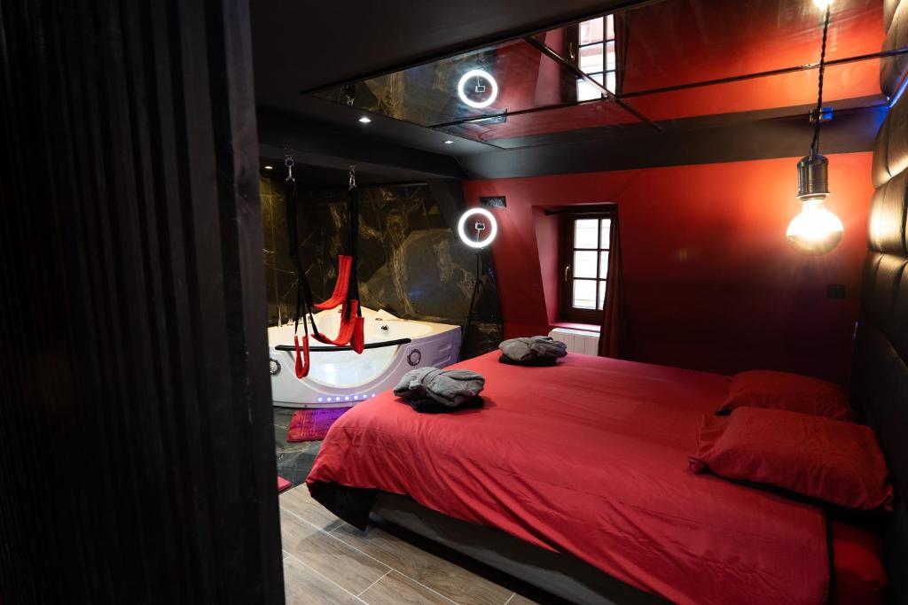 Capsule Secret - Jacuzzi - Netflix & Home cinéma - Jeux de couple - Barre de pole dance - Valenciennes