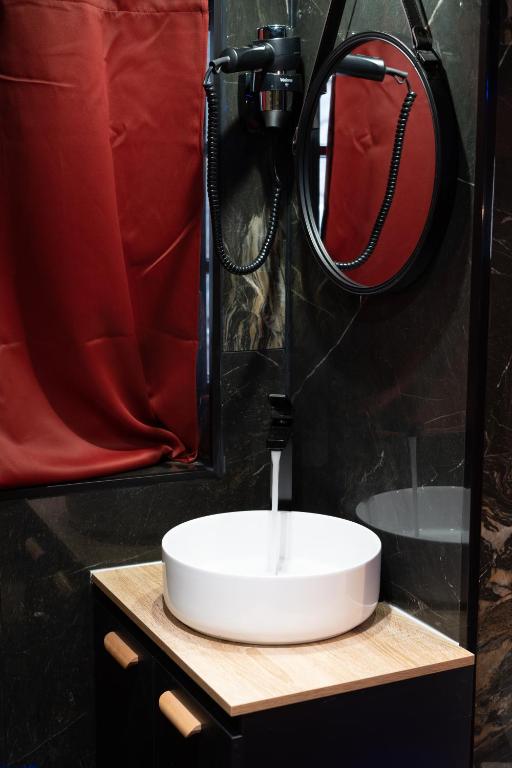 Capsule Secret - Jacuzzi - Netflix & Home cinéma - Jeux de couple - Barre de pole dance - Valenciennes14 de Capsule Secret - Jacuzzi - Netflix & Home cinéma - Jeux de couple - Barre de pole dance
