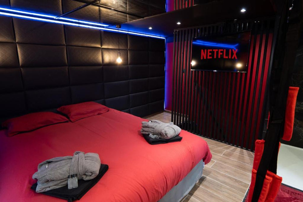 Capsule Secret - Jacuzzi - Netflix & Home cinéma - Jeux de couple - Barre de pole dance - Valenciennes6 de Capsule Secret - Jacuzzi - Netflix & Home cinéma - Jeux de couple - Barre de pole dance
