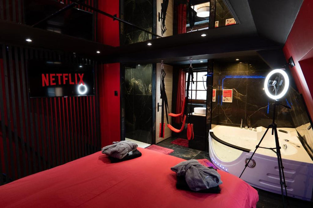 Capsule Secret - Jacuzzi - Netflix & Home cinéma - Jeux de couple - Barre de pole dance - Valenciennes37 de Capsule Secret - Jacuzzi - Netflix & Home cinéma - Jeux de couple - Barre de pole dance
